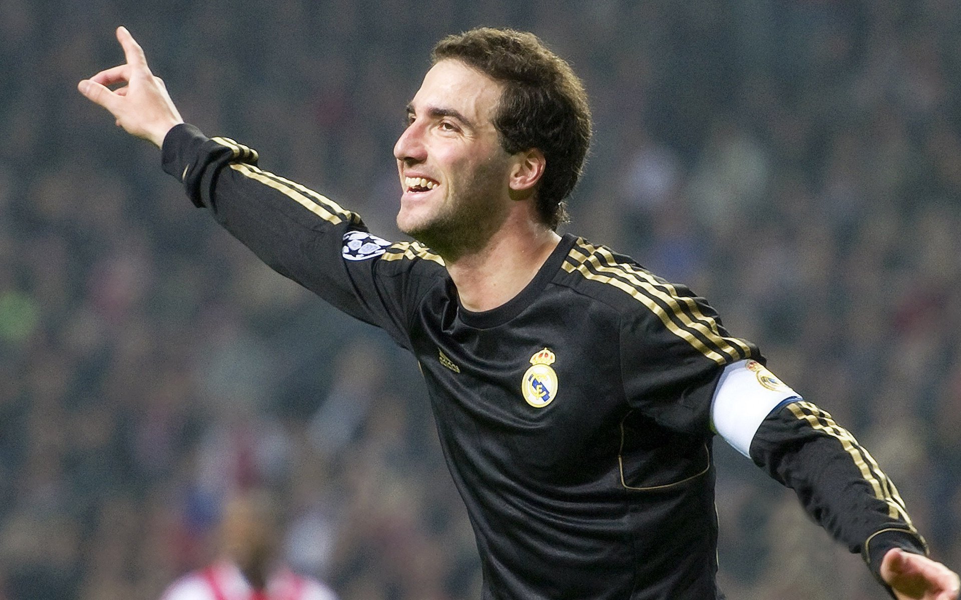 球迷通过社交平台分享观赛感受传递正能量与体育精神风貌，看球赛的感悟